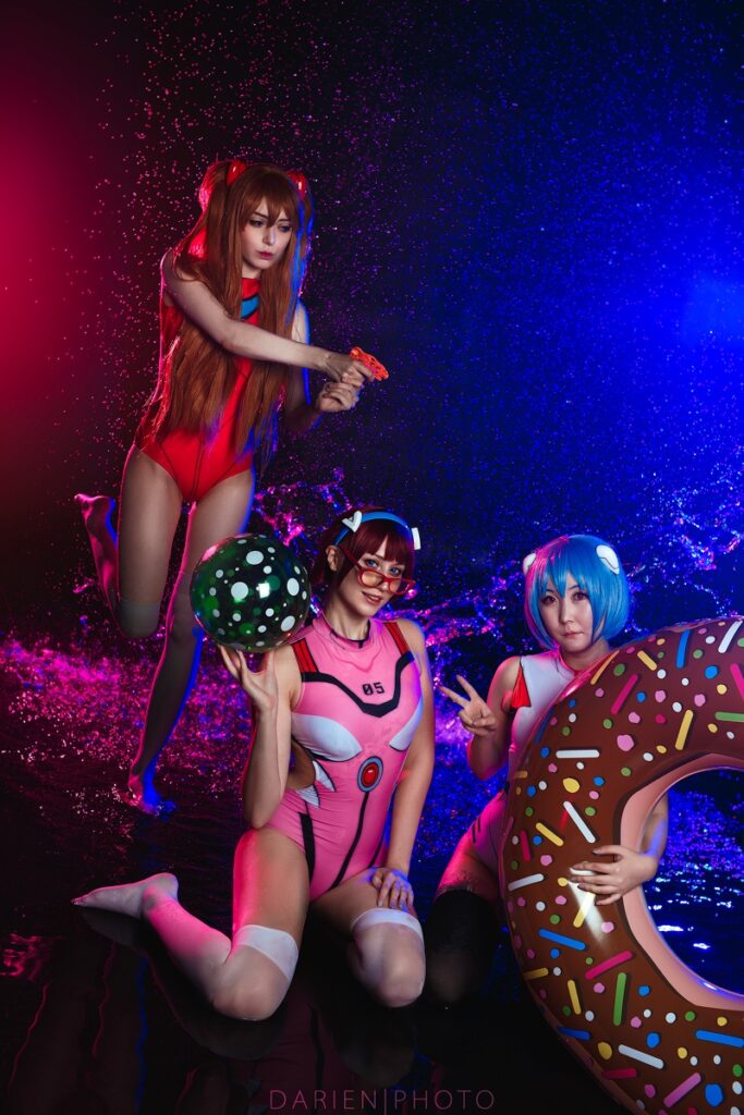 Три девушки из аниме: Mari Makinami, Rei Ayanami и Asuka Langley
