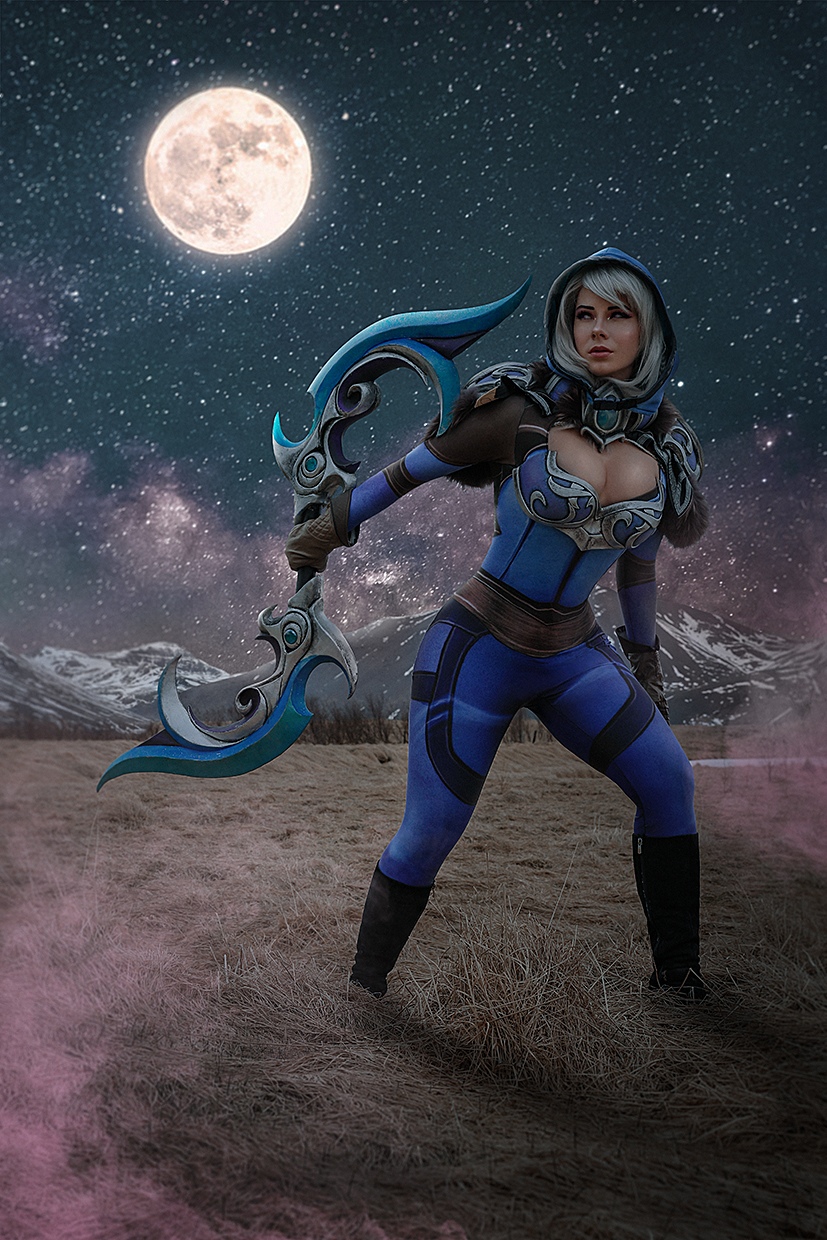 Косплей на персонажа Luna из игры Dota 2