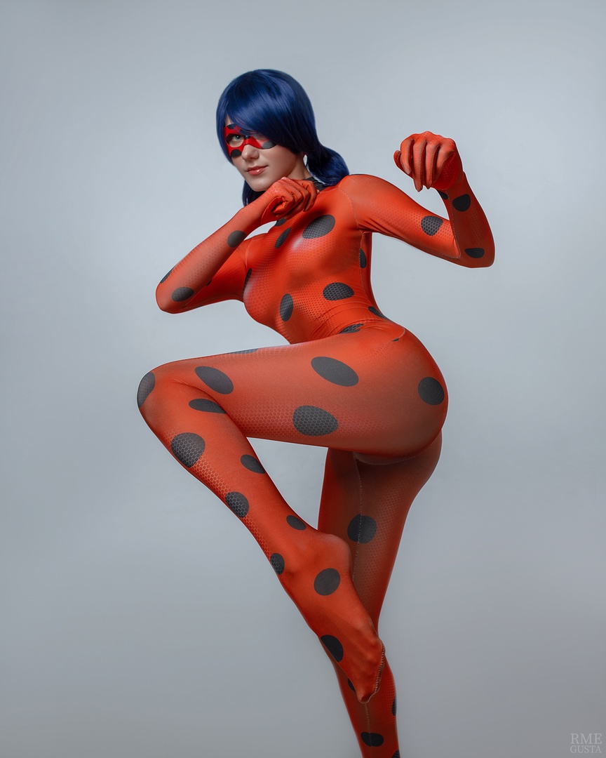Косплей на супергероиню Леди Баг из мульт сериала Miraculous: Tales of Ladybug & Cat Noir